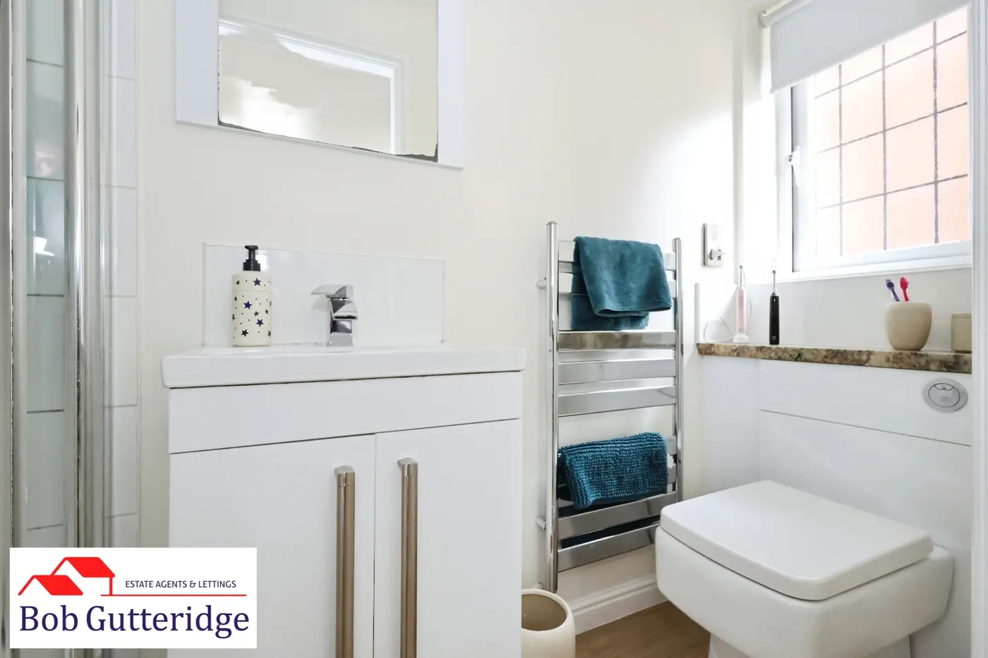 EN-SUITE SHOWER ROOM