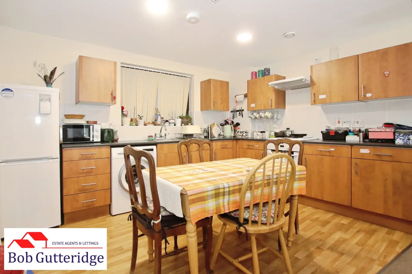 FITTED KITCHEN / LIVING SPACE