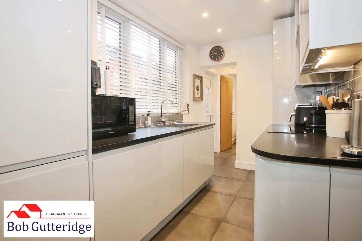 FITTED KITCHEN