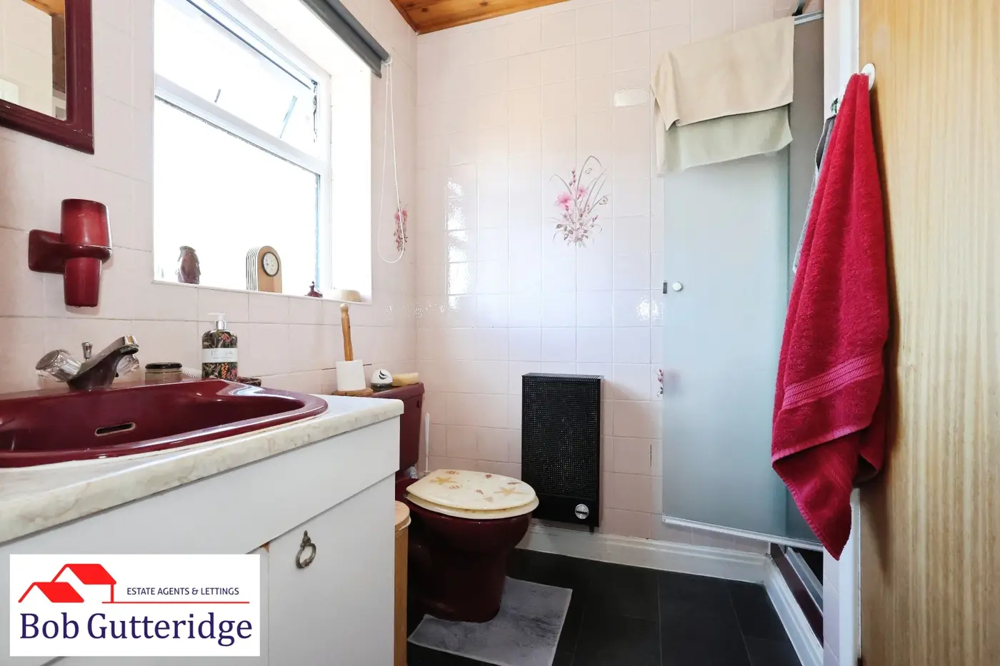 EN-SUITE SHOWER ROOM