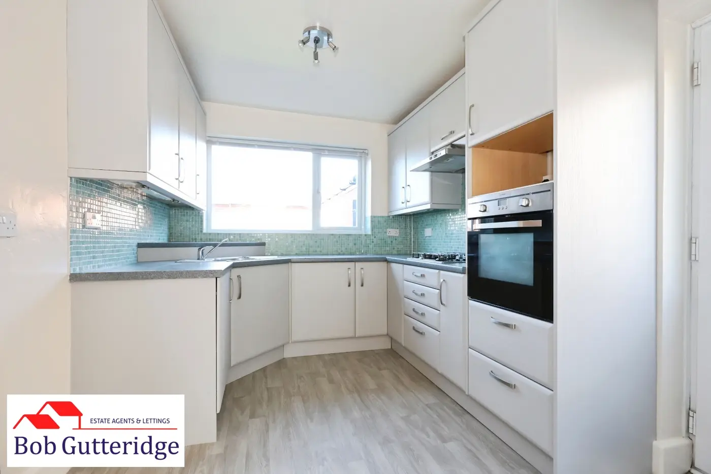 MODERN FITTED KITCHEN