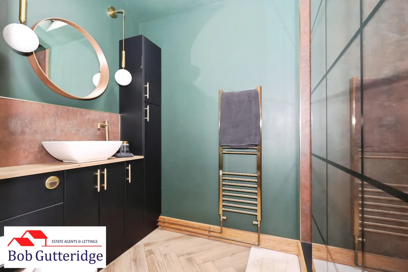 LUXURY GROUND FLOOR SHOWER ROOM