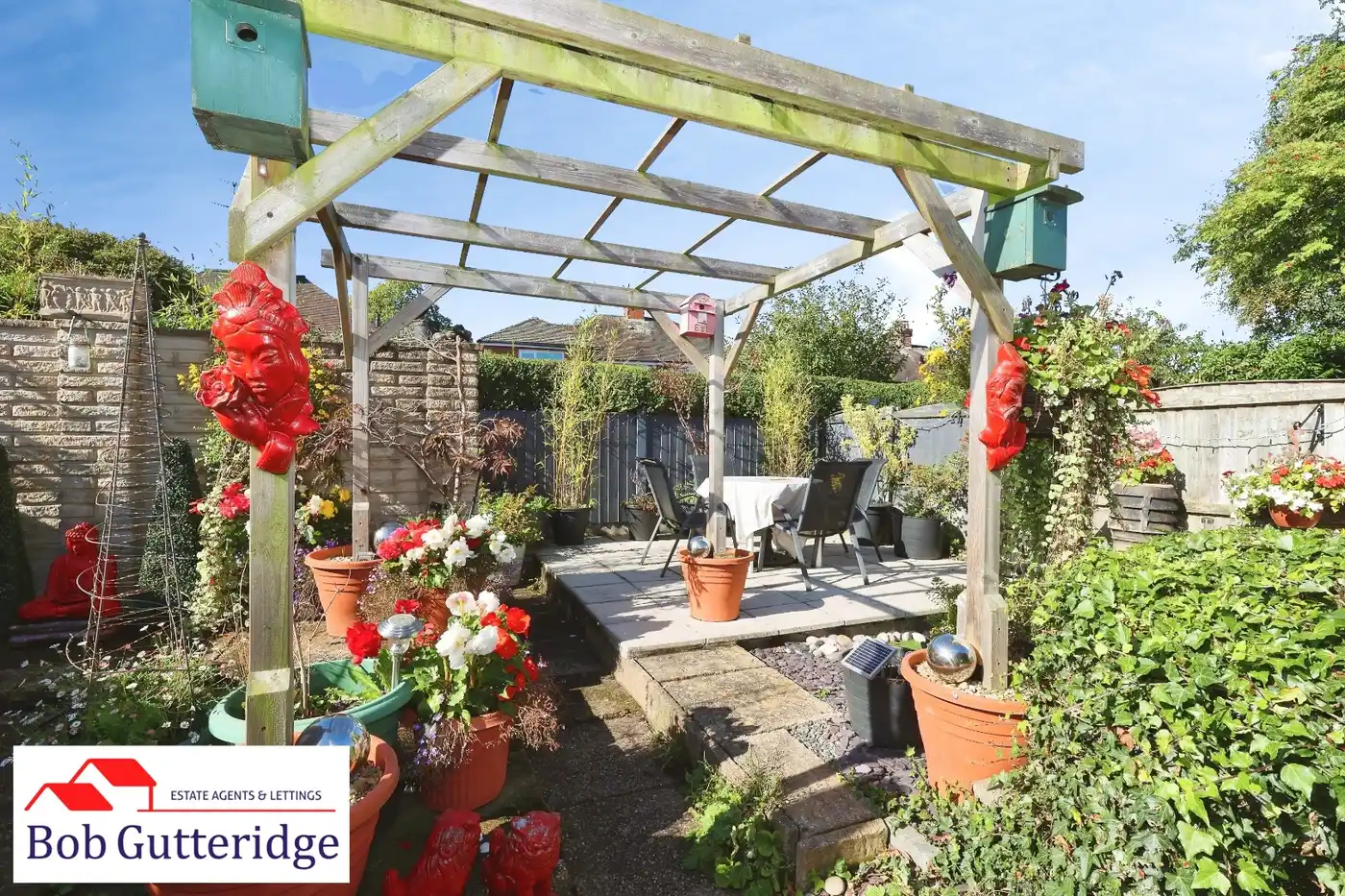 ENCLOSED REAR GARDEN