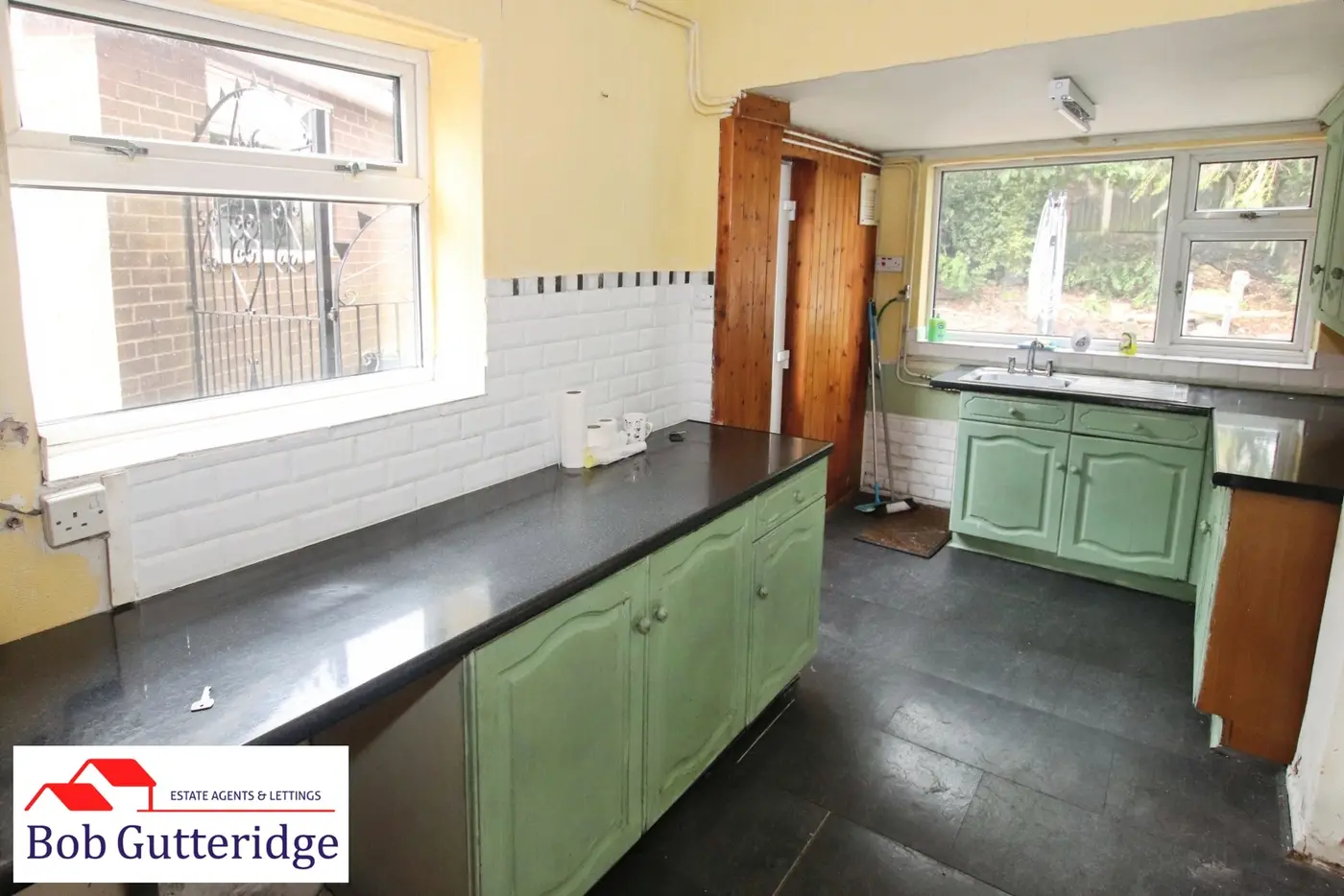 FITTED KITCHEN
