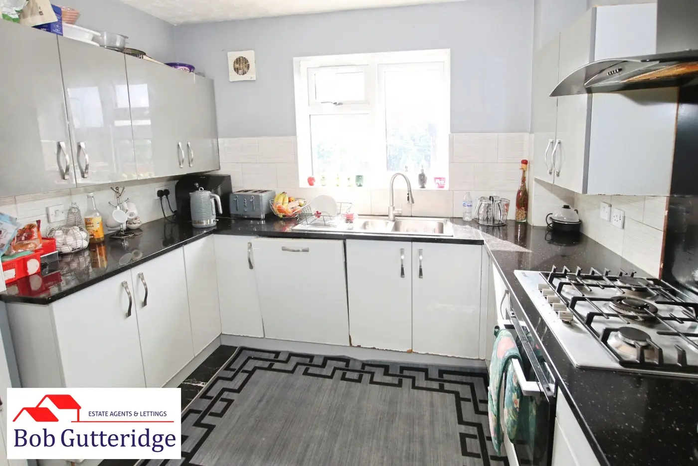 FITTED KITCHEN